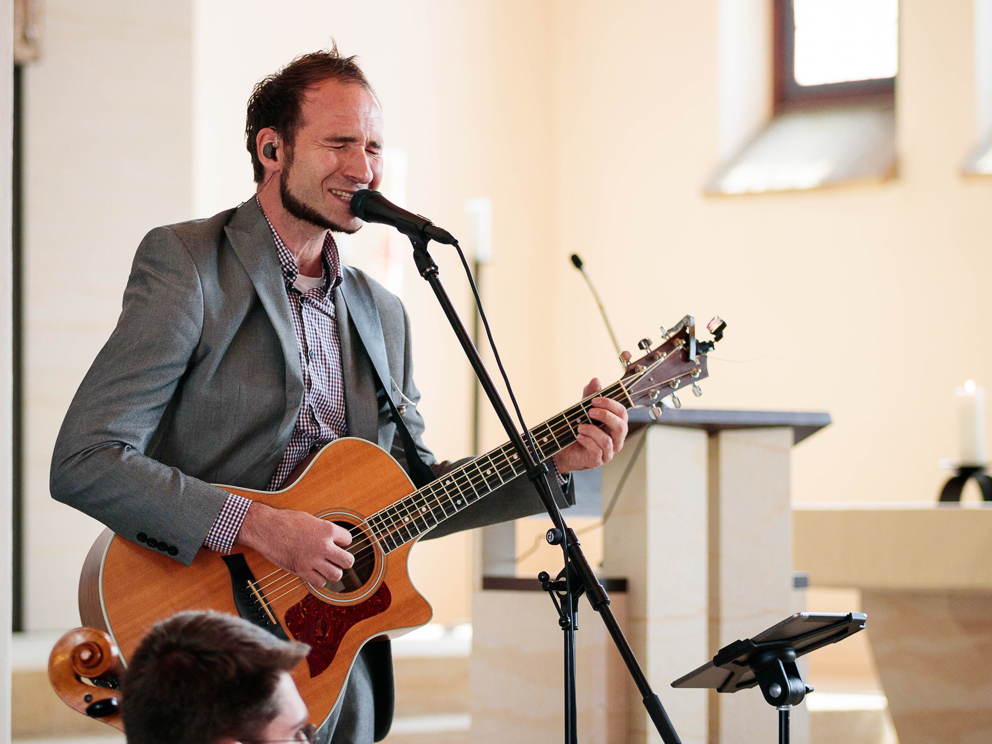 Sänger mit Mikrofon in der Kirche