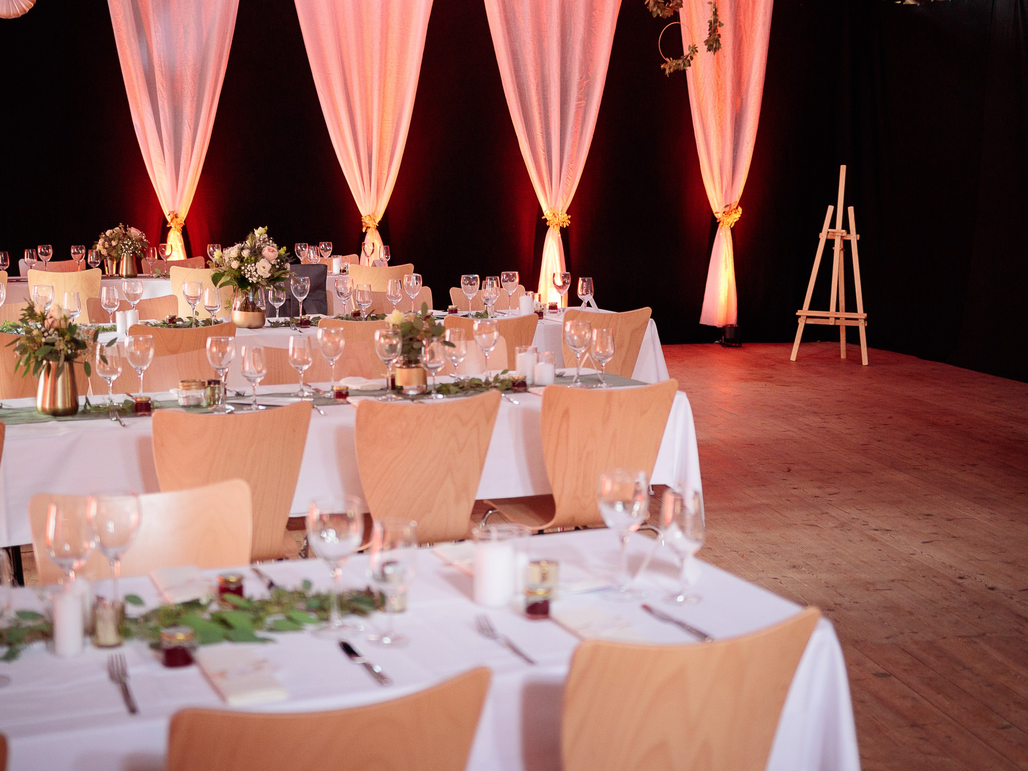 Beleuchteter Saal am Abend