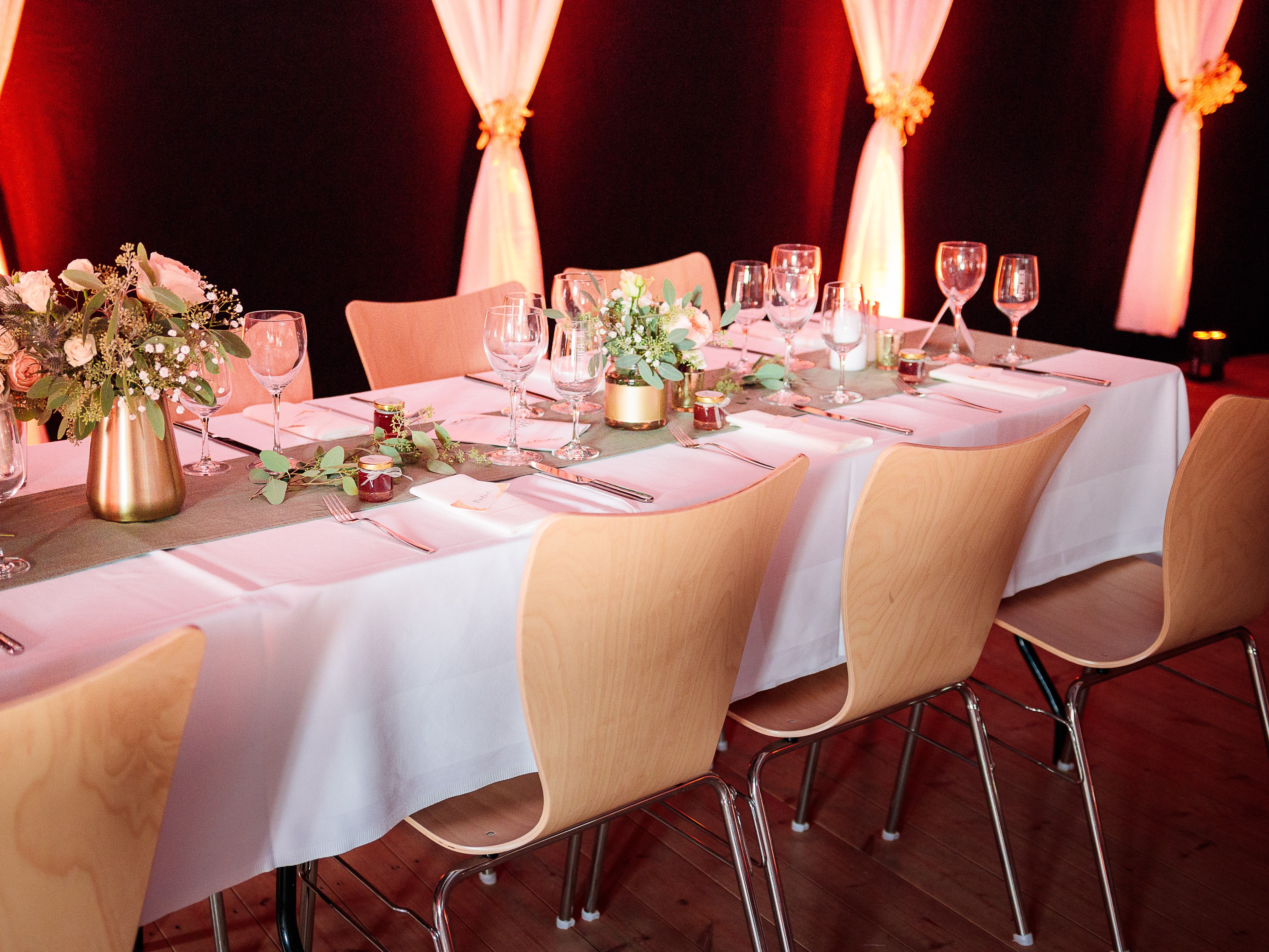 Beleuchteter Saal am Abend